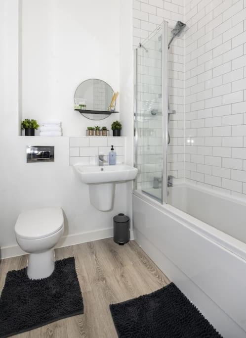 Modern, Stylish 2-bedroom New Build House Holiday home Birmingham